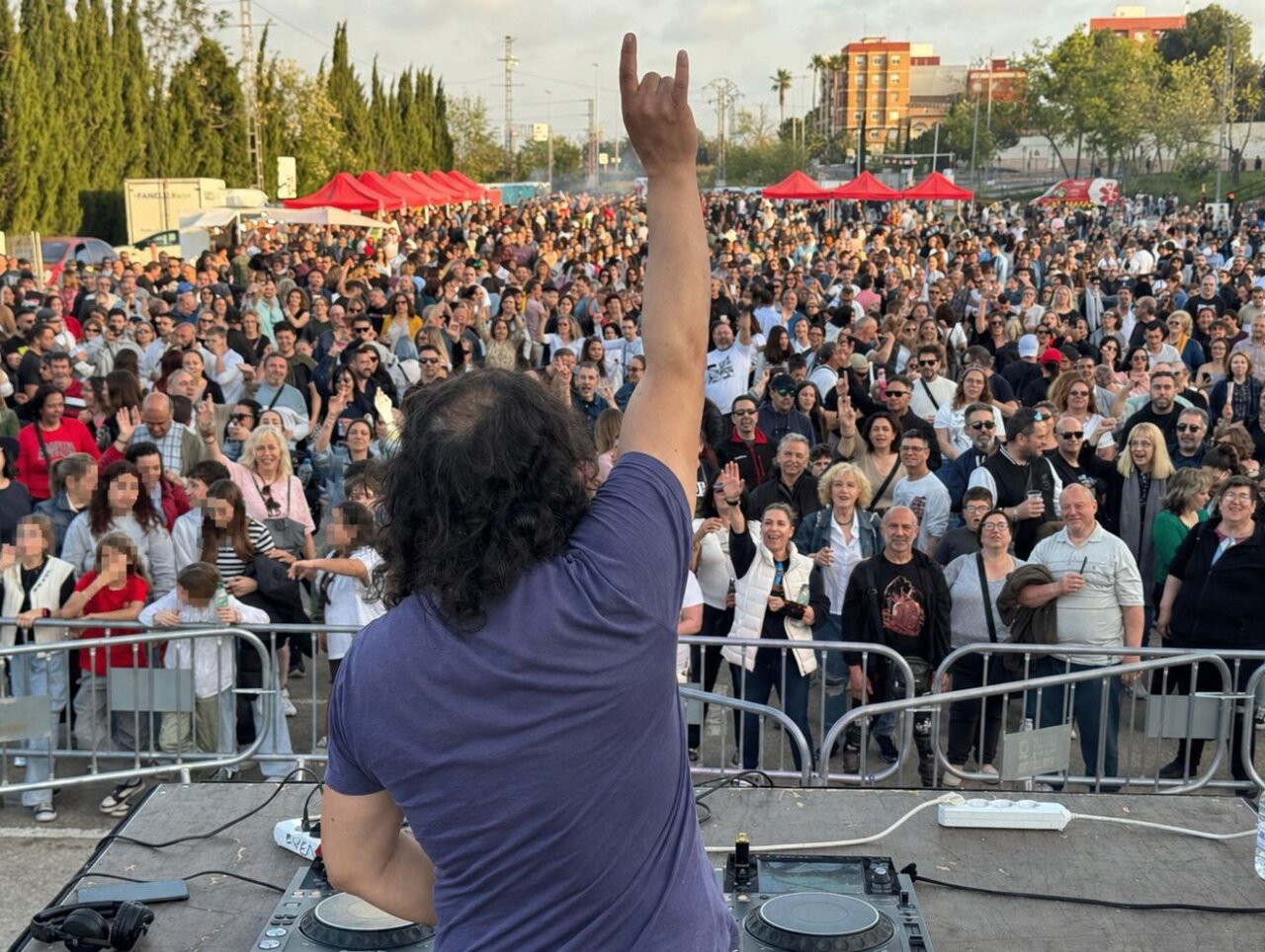 La primera edición del tardeo en Paterna reunió a miles de personas.