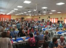 Gran evento social con personas mayores disfrutando de una comida en Burjassot