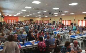 Gran evento social con personas mayores disfrutando de una comida en Burjassot