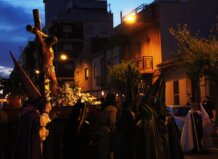 Procesión de Semana Santa en Burjassot con figuras religiosas y cofrades