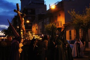 Procesión de Semana Santa en Burjassot con figuras religiosas y cofrades