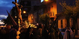 Procesión de Semana Santa en Burjassot con figuras religiosas y cofrades