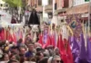 Desfile de Semana Santa en Torrent con cofrades y estandartes