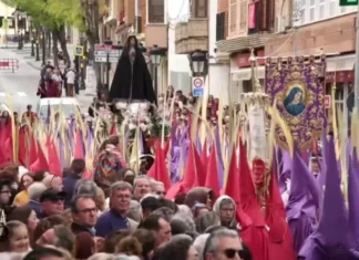 Torrent se prepara para su Domingo de Resurrección y À Punt retransmitirá en directo el emblemático 'Encontre Gloriós' Desfile de Semana Santa en Torrent con cofrades y estandartes