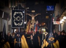 Procesión de Semana Santa en Torrent con imágenes religiosas y penitentes
