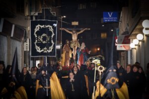 Procesión de Semana Santa en Torrent con imágenes religiosas y penitentes