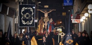 Procesión de Semana Santa en Torrent con imágenes religiosas y penitentes
