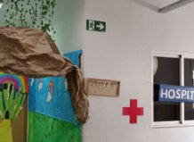 Señalización de emergencia en un colegio de Manises con salidas y planos