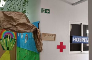 Señalización de emergencia en un colegio de Manises con salidas y planos