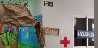 Señalización de emergencia en un colegio de Manises con salidas y planos
