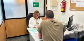 Persona recibiendo asesoramiento sobre regularización migrante en oficina