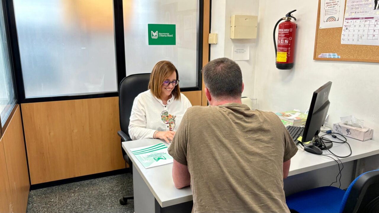 Persona recibiendo asesoramiento sobre regularización migrante en oficina