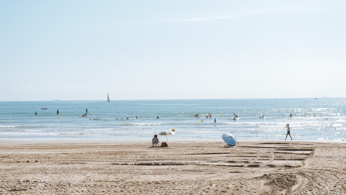 Playa de la Malva-Rosa en Valencia con bañistas y socorristas