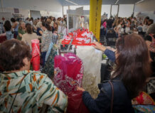 Visitantes observando trajes y accesorios en el Showroom Fallero en Torrent