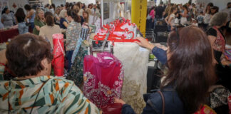 Visitantes observando trajes y accesorios en el Showroom Fallero en Torrent