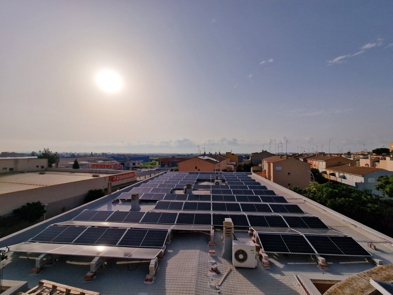 Instalación de paneles solares en el techo del CEIP Rei en Jaume en Foios
