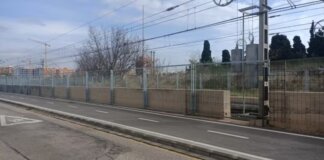 Vista del soterramiento de Serrería con cercas y vías de tren