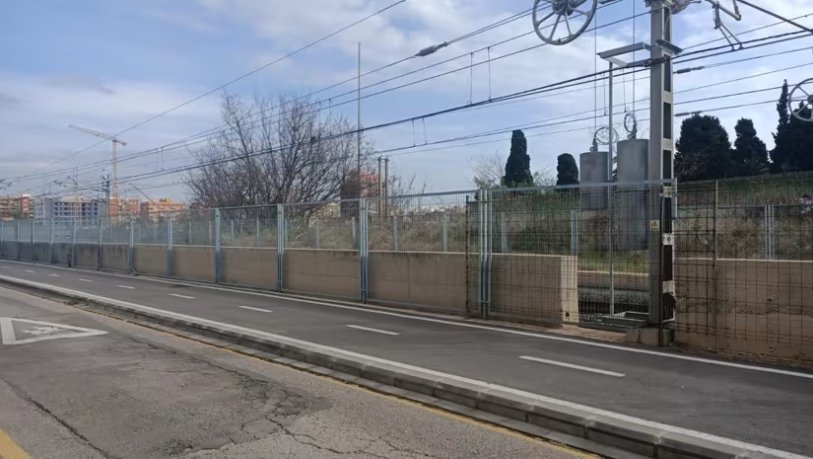 Vista del soterramiento de Serrería con cercas y vías de tren