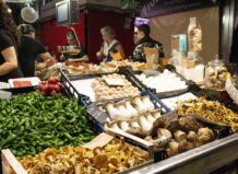 Récord de 48.100 euros en la subasta de un puesto de verduras en el Mercado Central de València Puesto de verduras en el Mercado Central con productos frescos