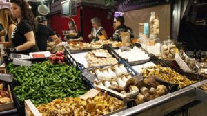 Puesto de verduras en el Mercado Central con productos frescos