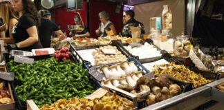 Puesto de verduras en el Mercado Central con productos frescos