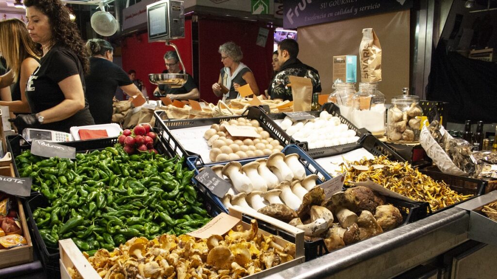 Puesto de verduras en el Mercado Central con productos frescos