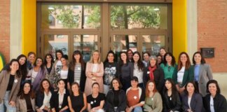 Grupo de mujeres posando en un evento de talento femenino