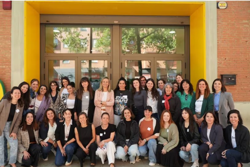 Grupo de mujeres posando en un evento de talento femenino
