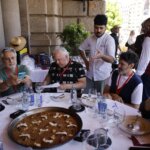 Participantes en el TastArròs degustando paella en València