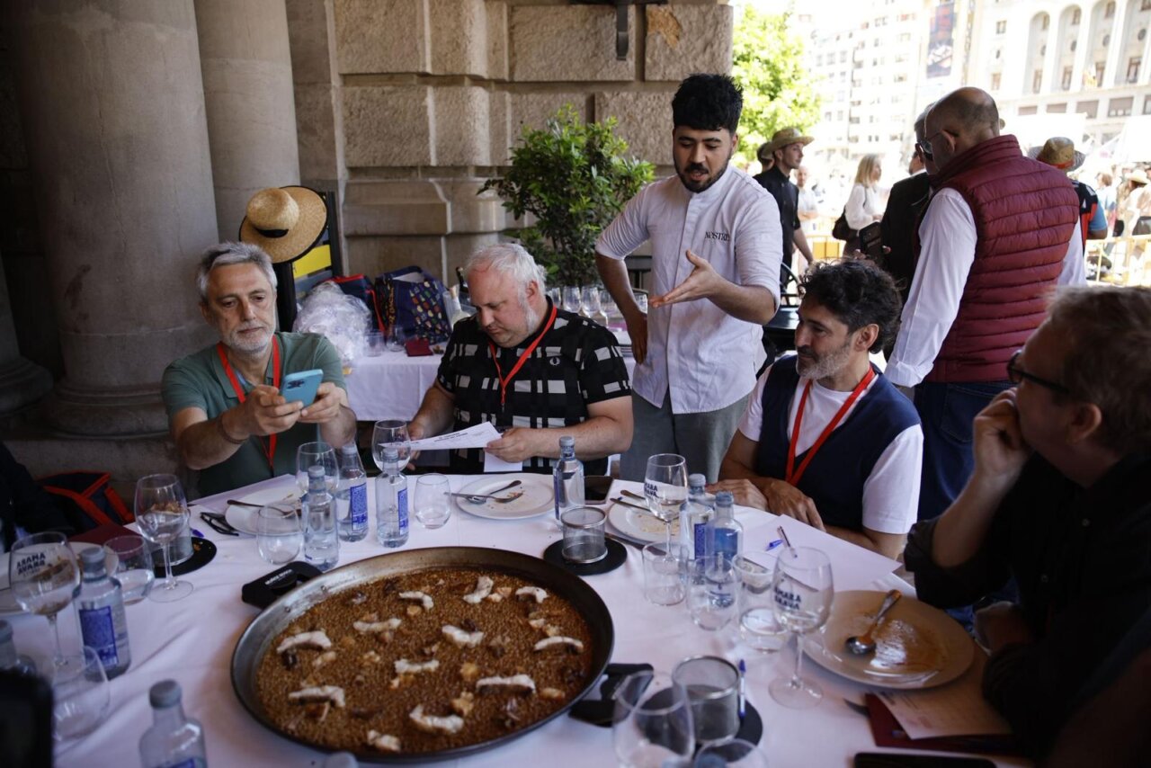 Participantes en el TastArròs degustando paella en València