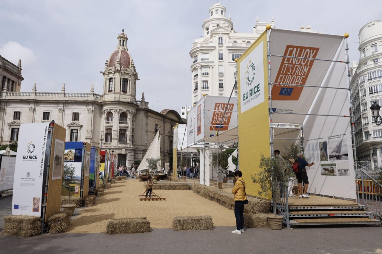 Evento TastArròs en València con stands y visitantes disfrutando