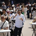 Personas disfrutando de la novena edición del TastArròs en València