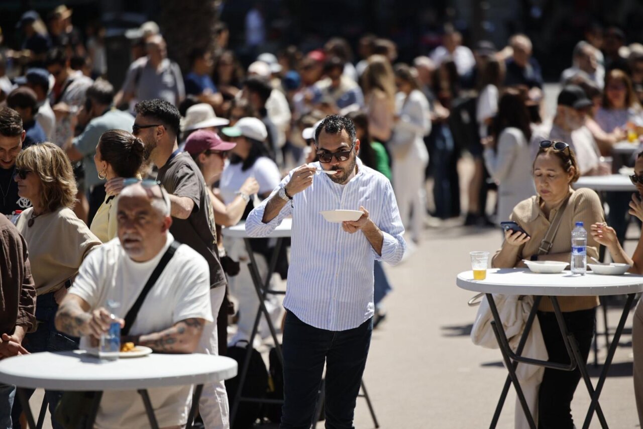 Personas disfrutando de la novena edición del TastArròs en València