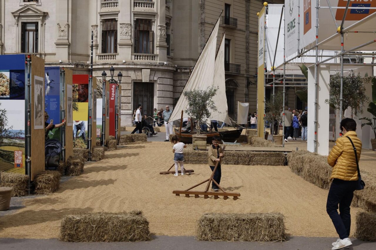 Vista del evento TastArròs en València con personas y decoraciones