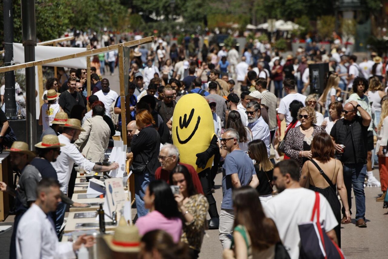 Multitud de personas en la novena edición del TastArròs en València