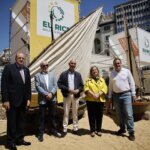 Evento TastArròs con asistentes y una embarcación en València