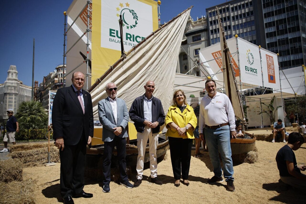 Evento TastArròs con asistentes y una embarcación en València