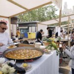 Chef sirviendo arroz en el TastArròs de Valencia