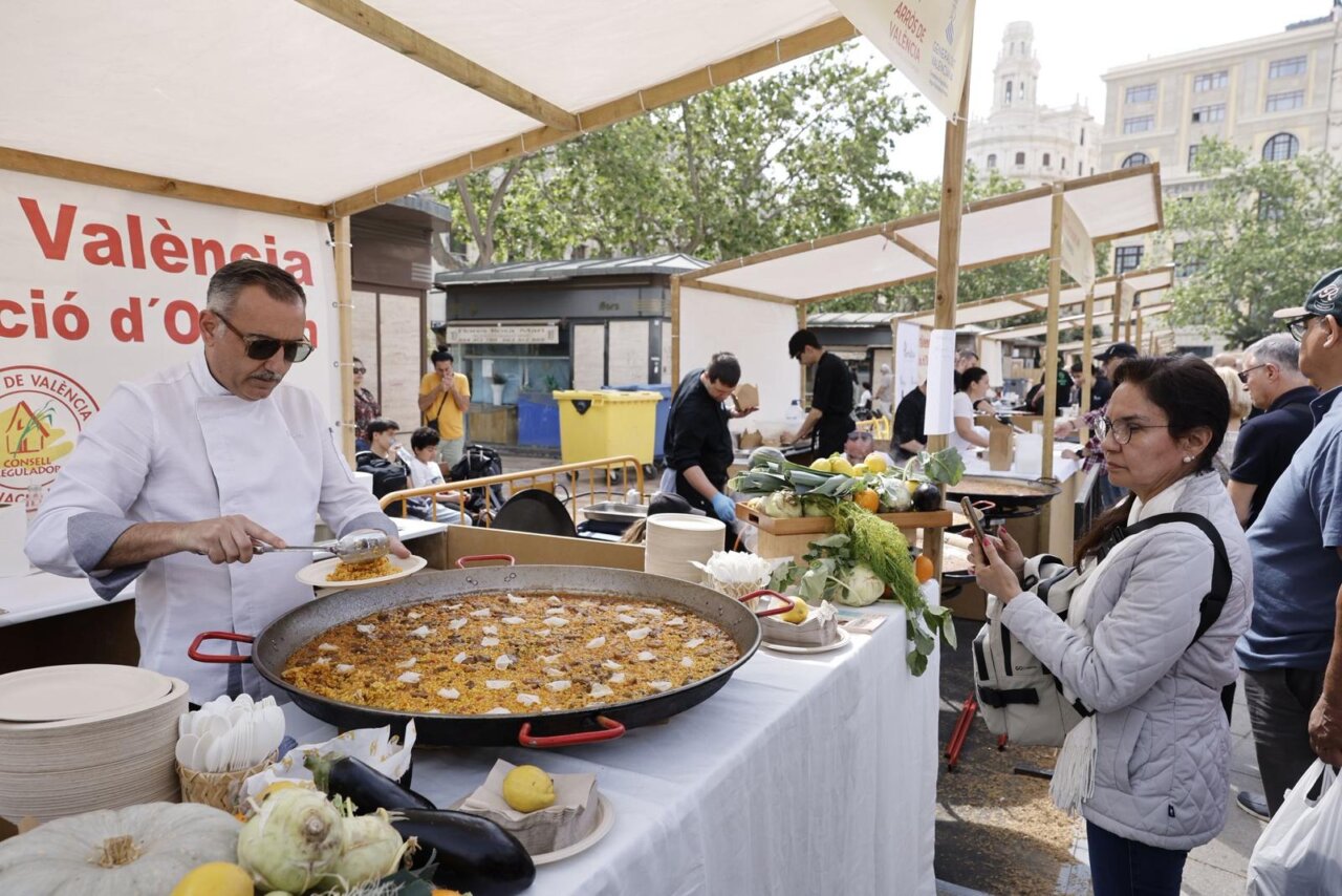 Chef sirviendo arroz en el TastArròs de Valencia