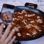 Plato de arroz con ingredientes creativos en el TastArròs de València