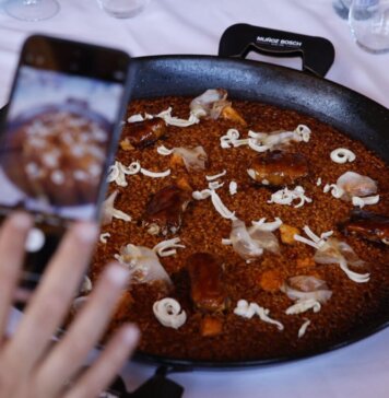 Plato de arroz con ingredientes creativos en el TastArròs de València