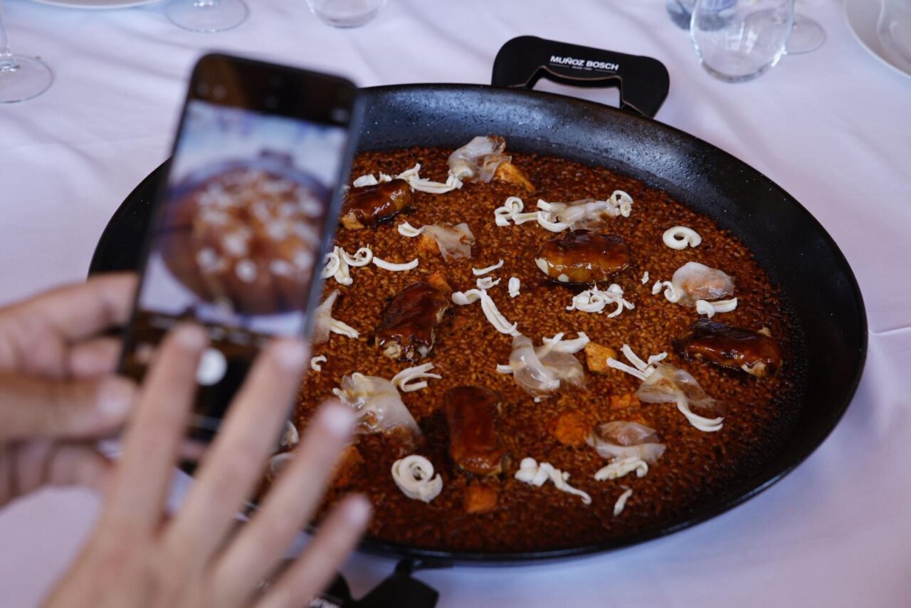 Plato de arroz con ingredientes creativos en el TastArròs de València