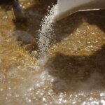 Proceso de cocción de arroz en el TastArròs de Valencia