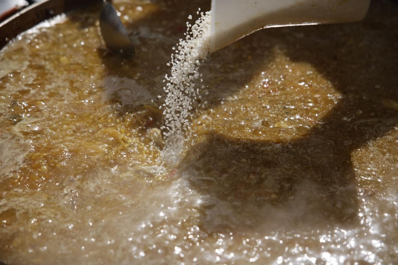 Proceso de cocción de arroz en el TastArròs de Valencia