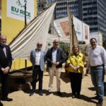 Participantes en el TastArròs 2026 en València con un barco tradicional.