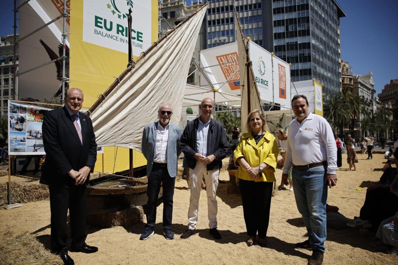Participantes en el TastArròs 2026 en València con un barco tradicional.