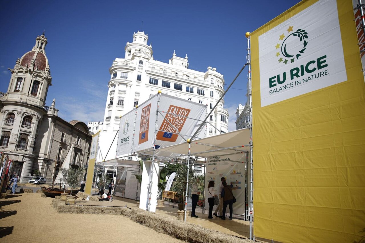 Evento TastArròs en València con participantes y stands