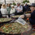 Mujer sirviendo arroz en el TastArròs de Valencia