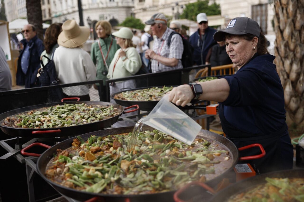 Mujer sirviendo arroz en el TastArròs de Valencia