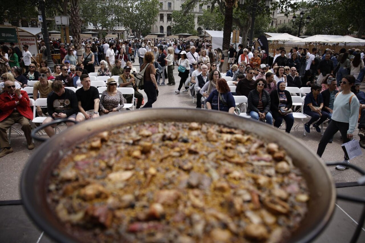 Vista de un plato de arroz en el TastArròs con público en València